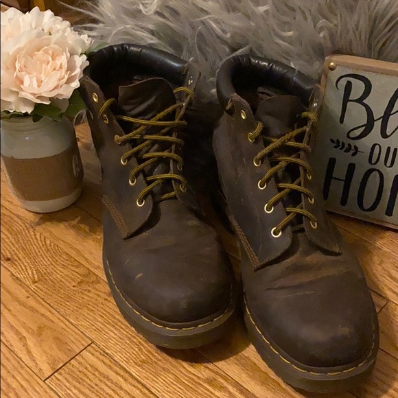 Dr. Martens 6-in boot